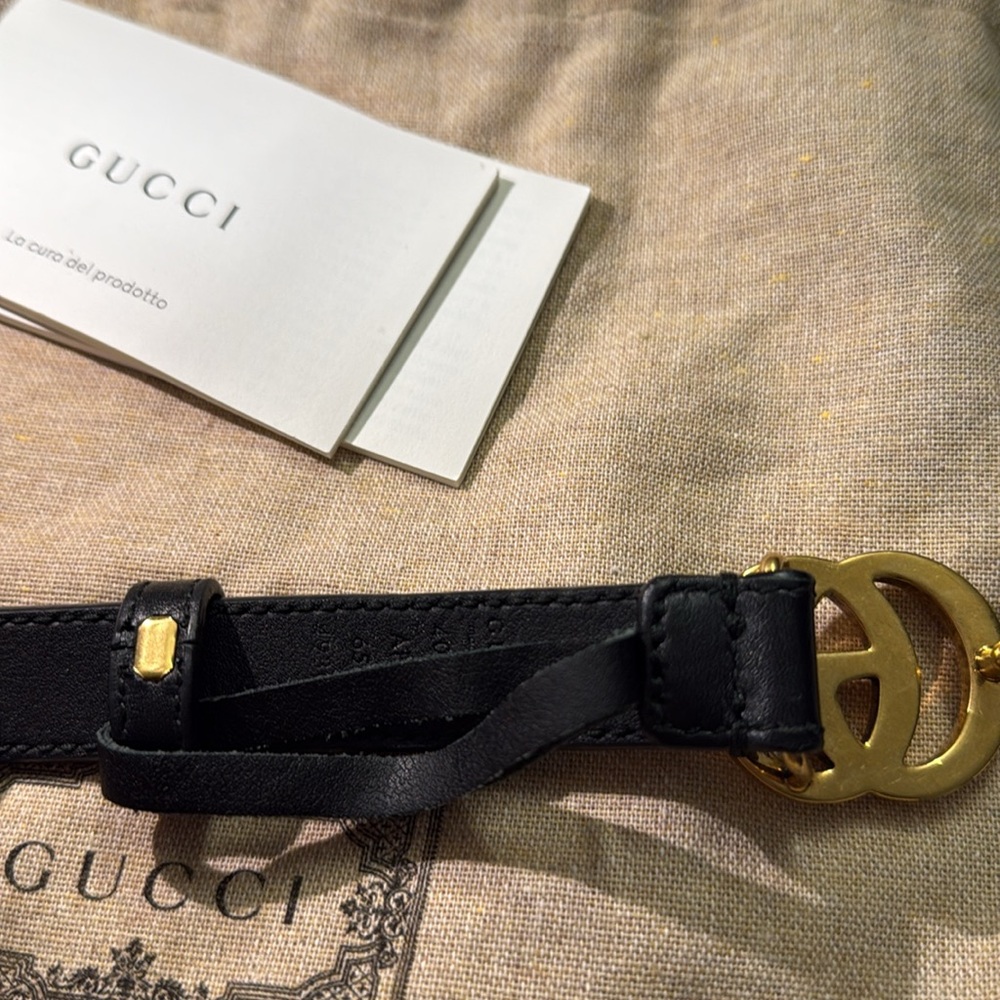 Gucci Black and Gold Designer Belt with Iconic Logo - Picture 4 of 4